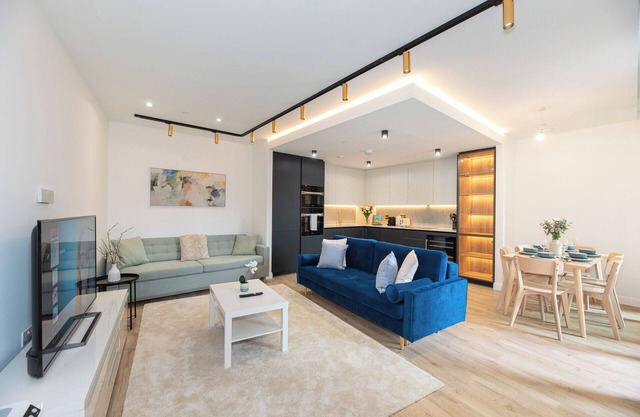 Lavish 2BDR Flat w/ Private Balcony Lift and Fast Wifi in Clerkenwell Barbican