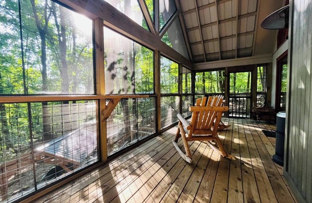Pet Friendly, Firepit, Amazing Screened Porch
