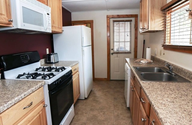 Lazy R Cottages: 6 2 Bedroom Cabin