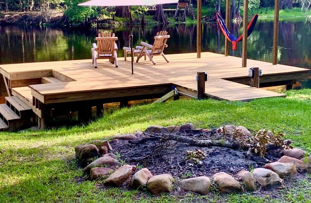 Lazy Turtle Lodge on the Santa Fe River in Spring Country