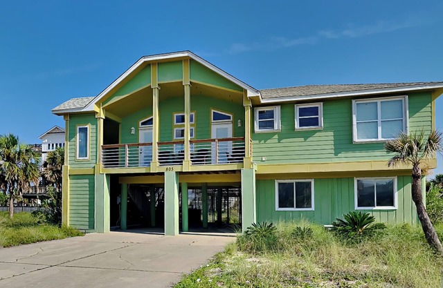 Great Beach Home ~ Paseo corto a la playa con vistas parciales ~ Parrilla y balcón privados