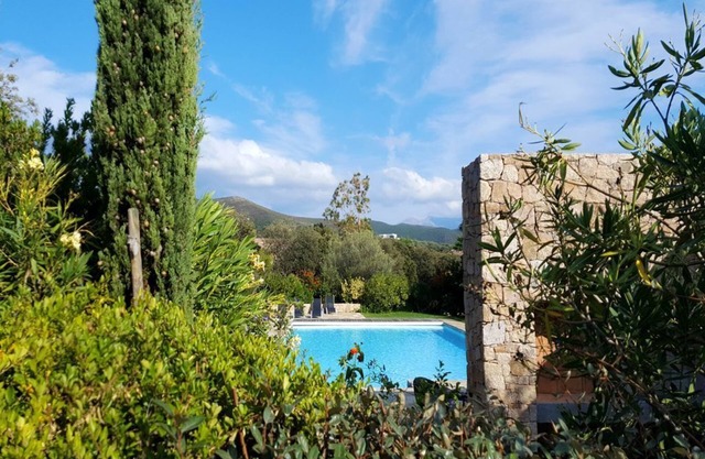 Villa 3 Villas de tres habitaciones. con patio con una gran piscina comunitaria.