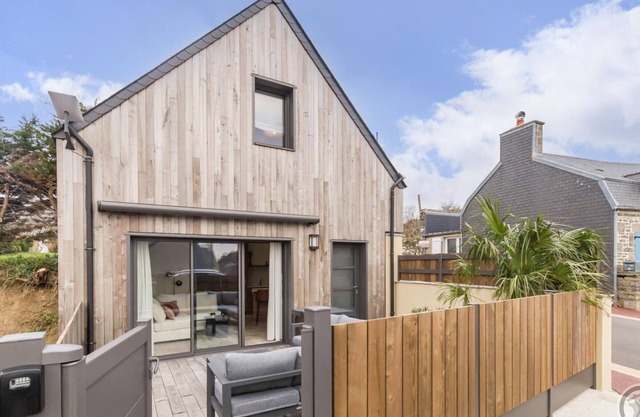 Encantadora casa renovada con terraza, a 5 min de la playa, ideal para familias y cargador de coche.