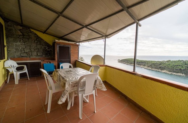 Le Isole with large terrace overlooking the sea