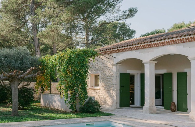 Le Mas des Cigales: tastefully decorated house with swimming pool in the heart of the Alpilles.