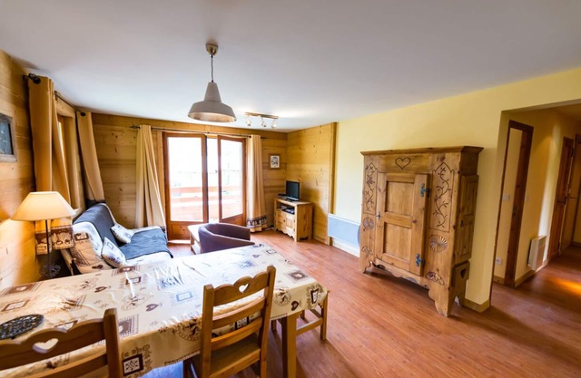 Le Monétier les Bains: 55m2 Montagnard-style apartment in large chalet