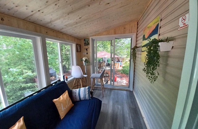 Le petit cottage du grand boisé - with wood-fired outdoor spa.