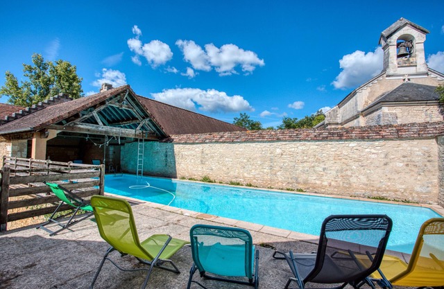 Le Pigeonnier – Casa con carácter con jardín y piscina compartida en Dordoña