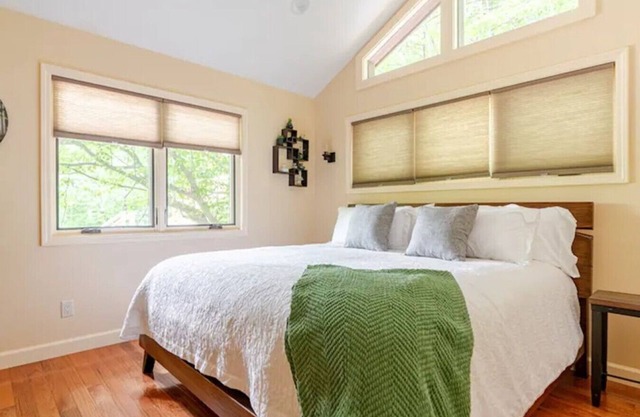 Luxury Treehouse - Crows Nest - Near Asheville Pet Friendly