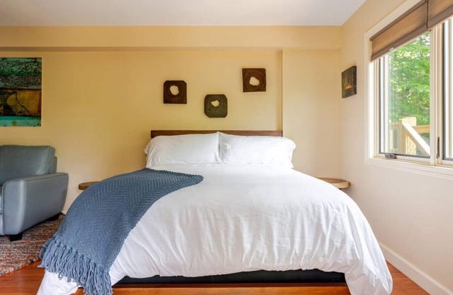 Luxury Treehouse - The Aerie - Near Asheville - Pet Friendly