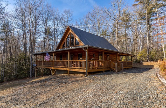 Leafy Way Lodge - private log home, hot tub, fire pit, 30min to skiing
