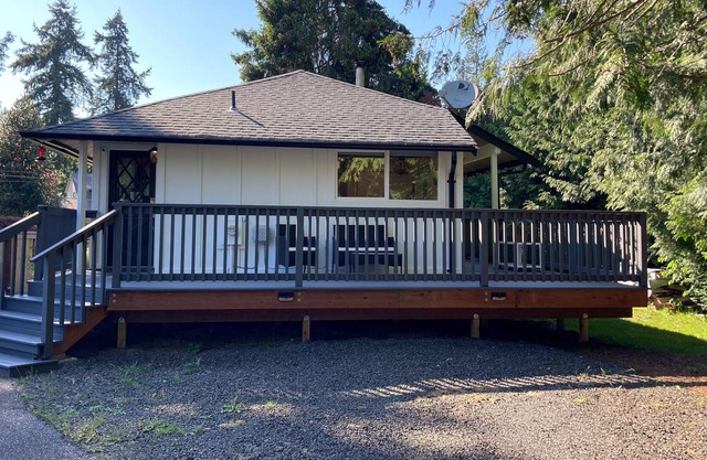 Leaning Spruce Cottage | House in Kingston