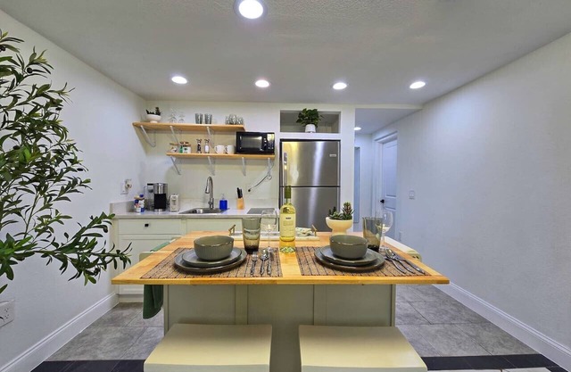 Left Apt.2BR| 7` TPA Airport| AC| Pkng| Wine| HSIA