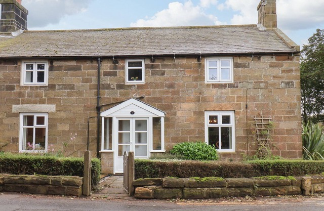 LENA'S LODGE, pet friendly, character holiday cottage in Easington