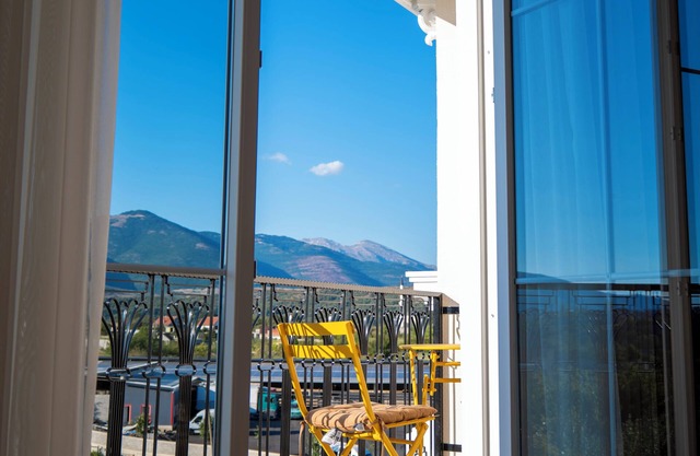 Leo Hotel