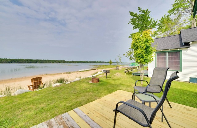 Les Cheneazu Island Retreat: Boat, Fish & Swim!