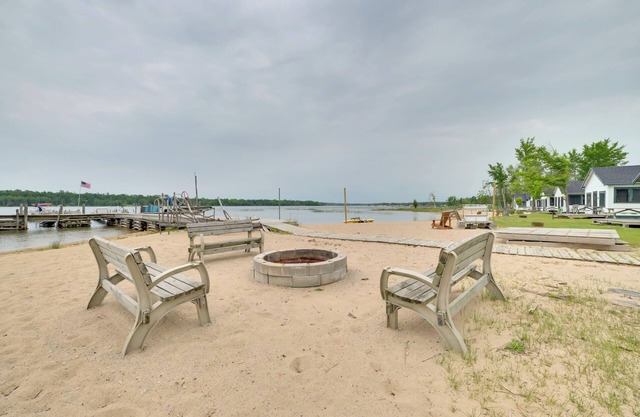 Les Cheneazu Island Hideaway w/ Community Perks!