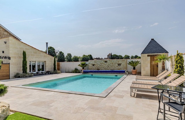Les Marronniers – Casa de vacaciones con piscina y vistas a los viñedos en Montagne
