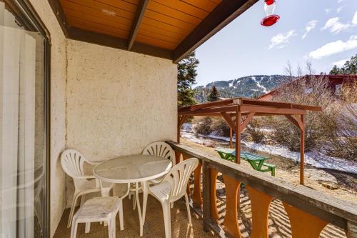 Less Than Half-Mi to Red River Ski Area Townhome with Patio