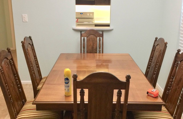 Deje que el sol entre en este condominio prístino, tranquilo y recientemente renovado y relájese.