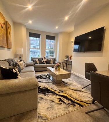 Lethbridge Villa 49 3-bedroom Apartment with Garden, Fibre WiFi, free parking, sleeps 6