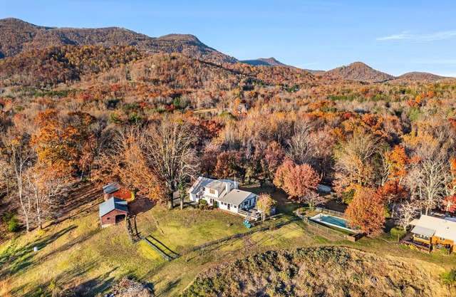 Levity House: Soulful Retreat with Stunning Mountain Views - 15 min from TIEC