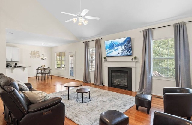 Lexi's Place - Near Lake Murray/Pool Table/4K TVs/Screened-in Porch/King