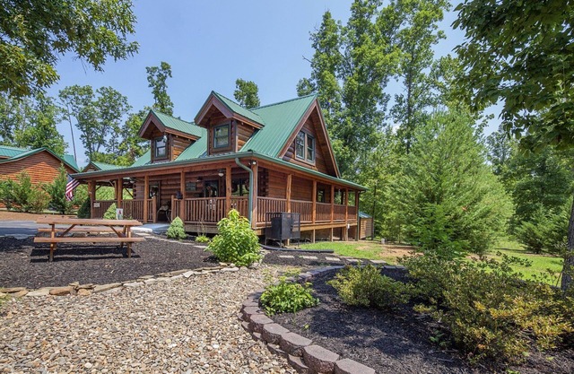 Liam's Retreat - 2 Bedroom with GameRoom just minutes away from Pigeon Forge 2 Cabin by RedAwning