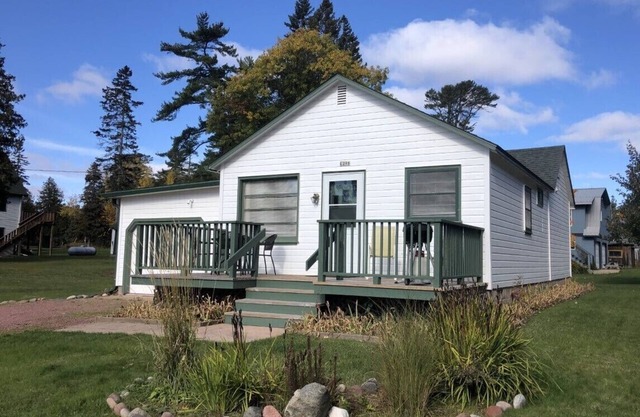 Cabaña privada ubicada en la ciudad de Madeline Island ¡Fácil paseo a tiendas y restaurantes!