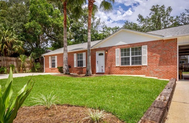 Life's a Breeze - Updated 3BR 5min to Pcola Beach