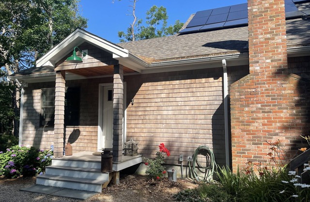 Luminoso, espacioso contemporáneo, a pie de Dyer Pond lo largo de la trayectoria del arbolado