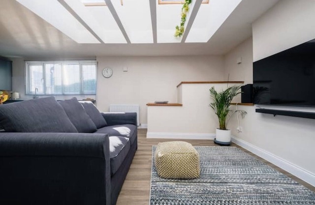 Light and spacious loft apartment in town centre