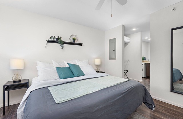 Light Room-Sleek stylish space w/ private workspace WiFi Parking easy access
