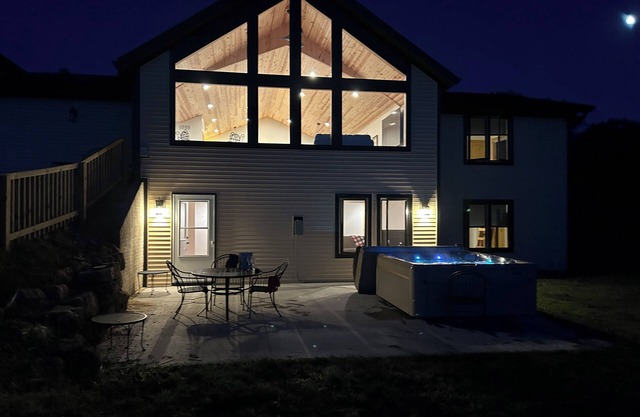 Lighted Hot Tub w/ 4 BD/2.5 Baths and VERY close to town.