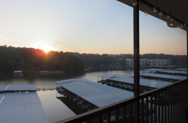 Lighthouse Landing 2BR / 2BA Condominio frente al lago bellamente actualizado con piscina climatizada