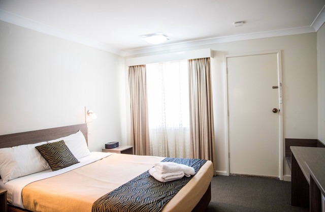 Lilac City Motor Inn Standard Queen Room 23