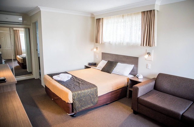 Lilac City Motor Inn Deluxe Queen Room 12