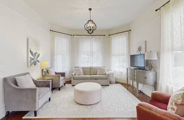 Lilac Victorian Downstairs-Spacious Water-View Apartment in Historic Old Town