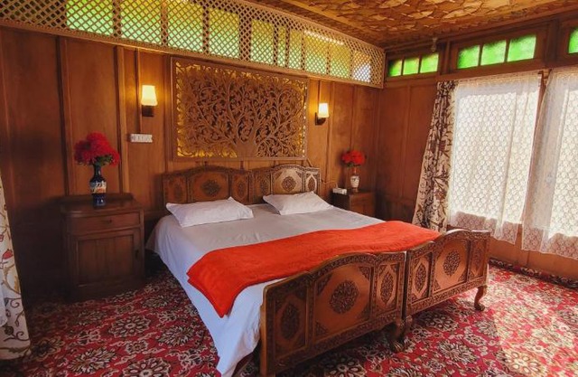 Lily Of The World Houseboat