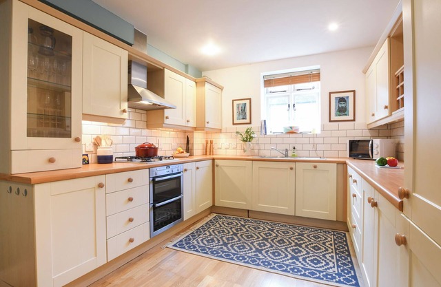 LIME TREE COTTAGE, BLYTHBURGH, pet friendly, with pool in Southwold