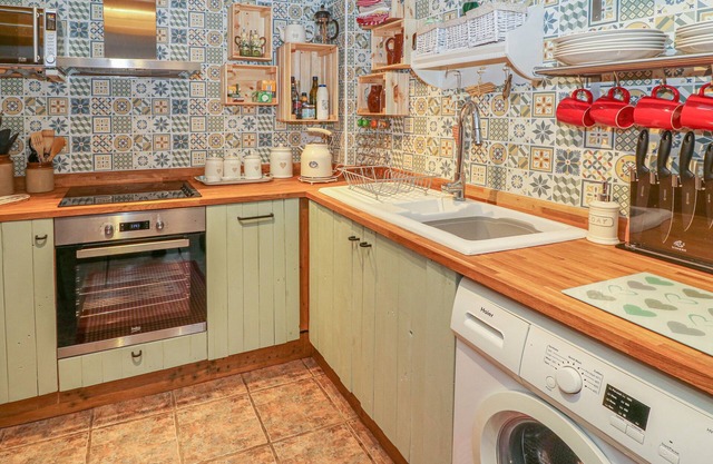 LINDEN LEA, pet friendly, with open fire in Brough