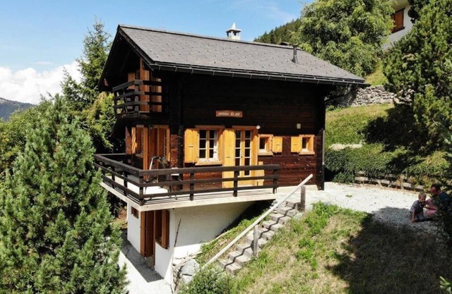 Linen is not included in the service. We provide, if desired, linen packages including bed linen, ba