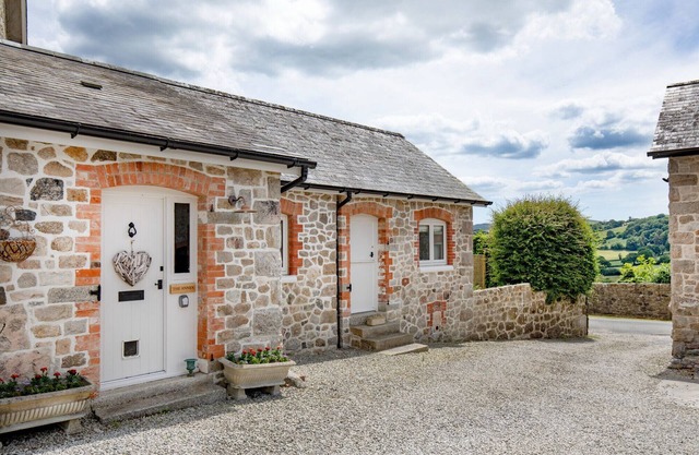 Linscott Cottage - One bedroom pet friendly annex with hot tub on edge of Dartmoor