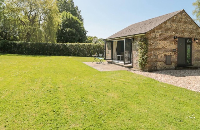 LITTLE BARN, with a garden in Charminster