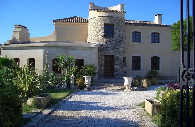 PEQUEÑO CASTILLO CERCA DE LA CAMARGA