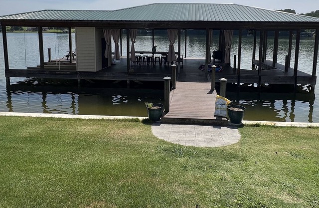 Little Farmhouse on Boone Lake