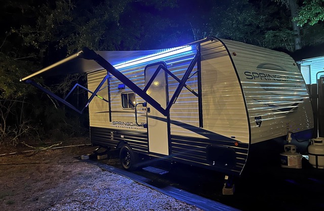 Camper Pequeña y Alegre Oferta especial para trabajadores Sin cargo por limpieza