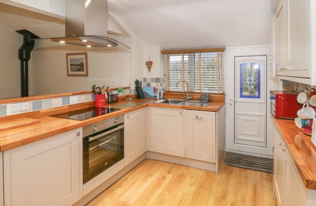 LITTLE NETHERLEIGH, pet friendly, with open fire in Trearddur Bay