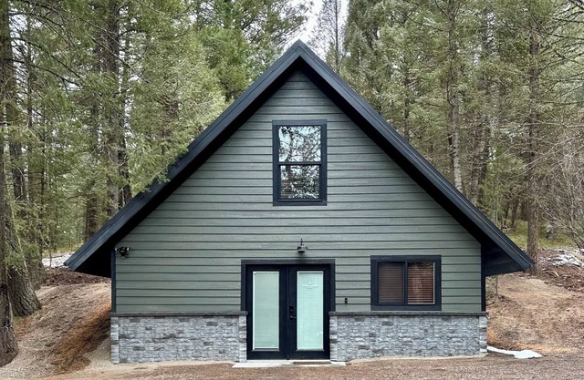 Little Pine Cabin Close to Yellowstone with WiFi