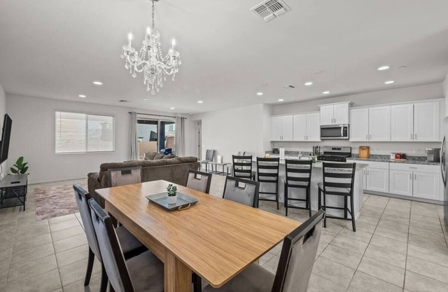 Live Large in Tucson:Spacious 4-Bedroom w 5000 sq. ft., AC & Fast 500 Mbps Wifi!